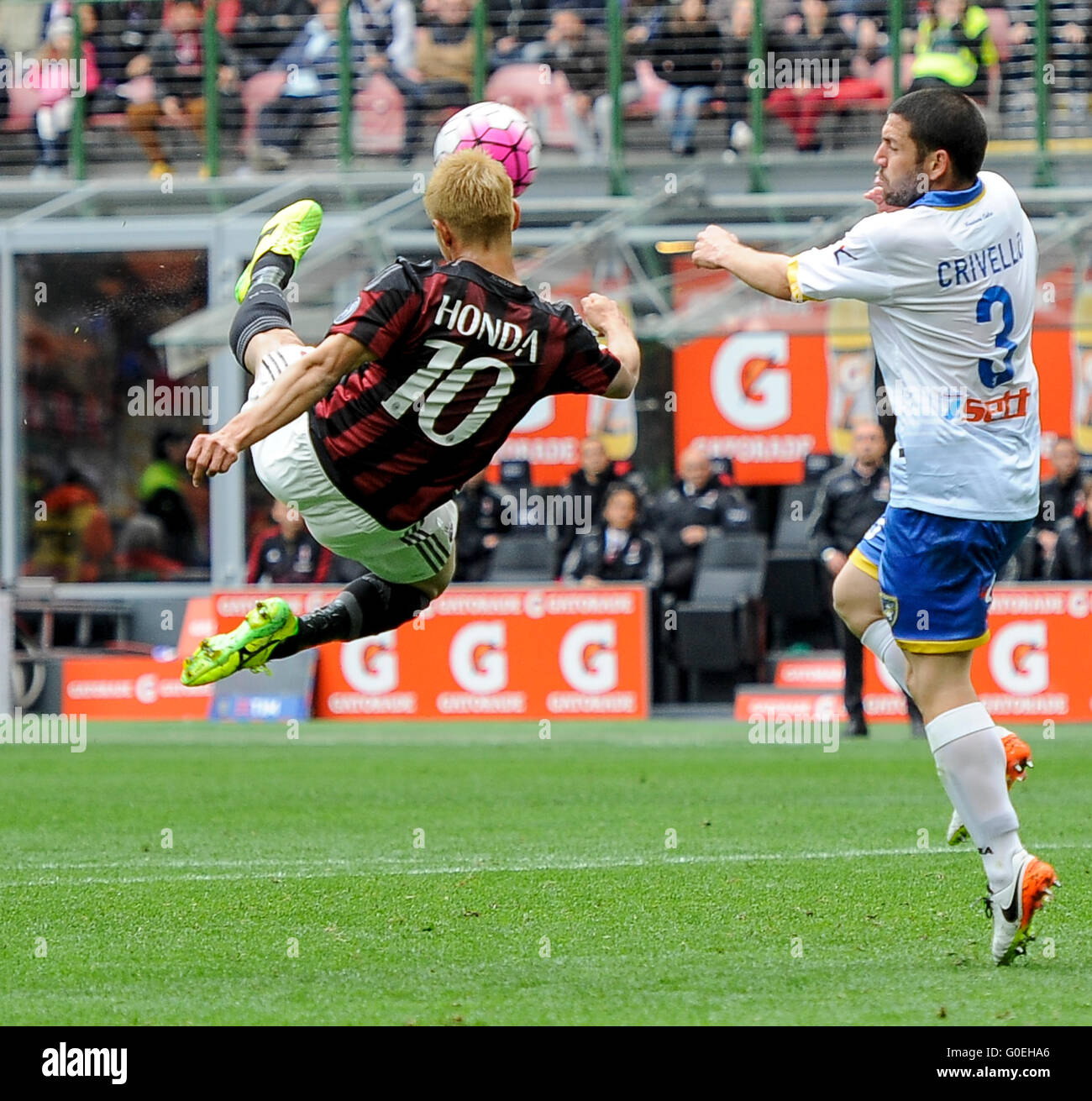 Milan, Italy. 1 may, 2016: Bicycle kick by Keisuke Honda during the Serie A football match between AC Milan and Frosinone Calcio Credit:  Nicolò Campo/Alamy Live News Stock Photo