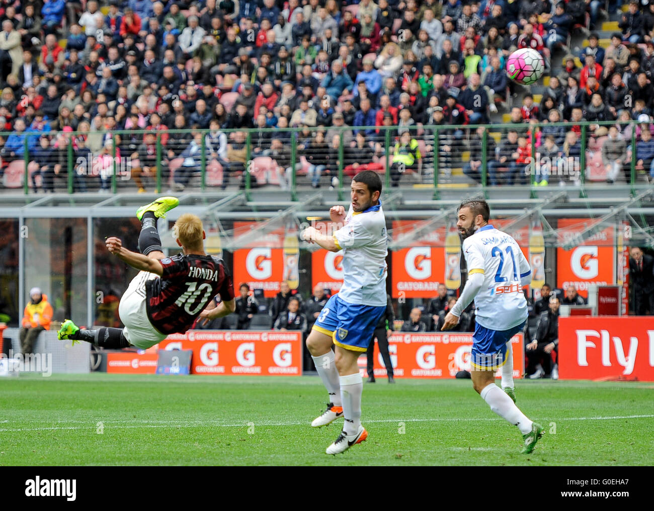 Milan, Italy. 1 may, 2016: Bicycle kick by Keisuke Honda during the Serie A football match between AC Milan and Frosinone Calcio Credit:  Nicolò Campo/Alamy Live News Stock Photo