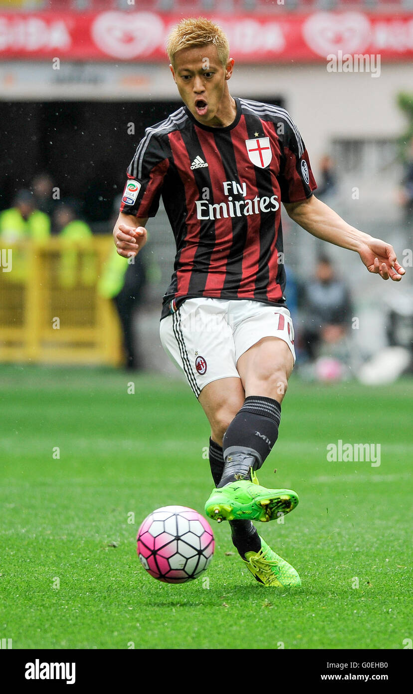 Milan, Italy. 1 may, 2016: Keisuke Honda in action during the Serie A football match between AC Milan and Frosinone Calcio Credit:  Nicolò Campo/Alamy Live News Stock Photo