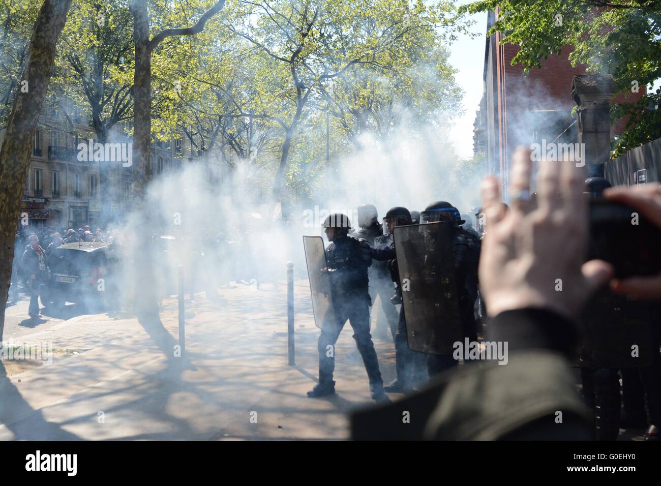 Paris, France. 1 May 2016. Smoke as police struggle to contain the rioting. Credit: Marc Ward/Alamy Live News Stock Photo