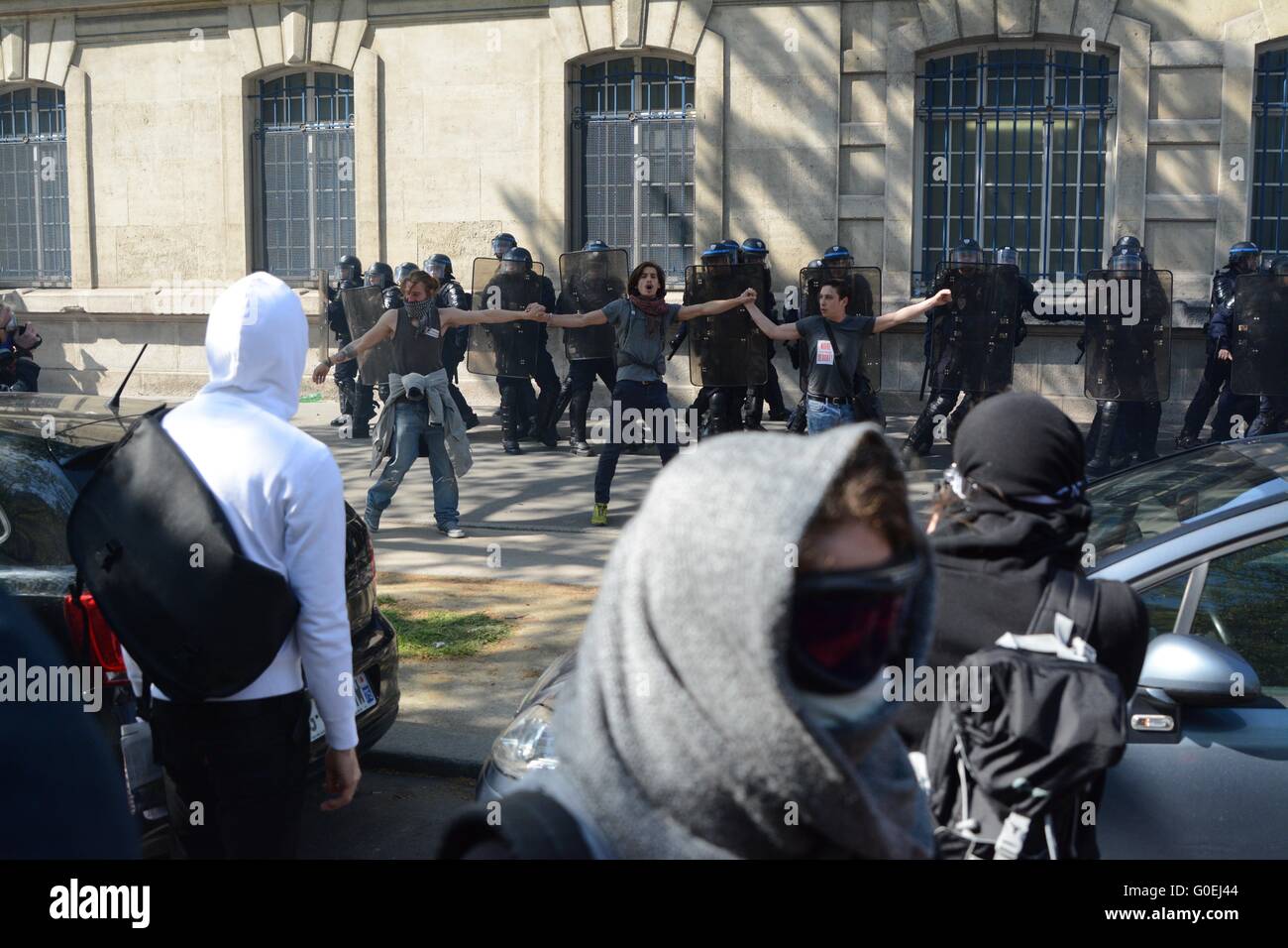Paris, France. 1 May 2016. Some protesters formed lines to stop thrings being thrown as police moved in. Credit: Marc Ward/Alamy Live News Stock Photo