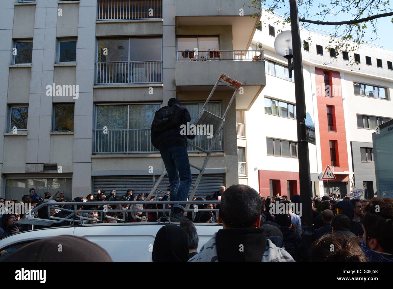 Paris, France. 1 May 2016. Protester takes a ladder off a work vehicle. Credit: Marc Ward/Alamy Live News Stock Photo