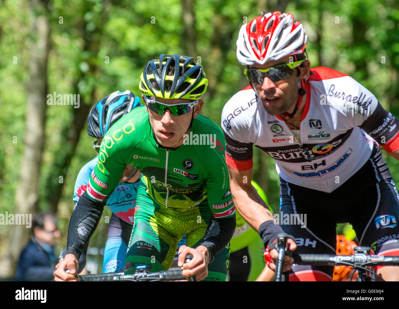 Teken een foto het beleid makkelijk te gebruiken Morcin, Spain. 1st May, 2016. Pablo Torres (Burgos BH) and Miguel Florez  (Boyaca Raza de Campeones) ride at La Colla Climb with ramps of 20% during  the second stage of 'Vuelta Ciclista