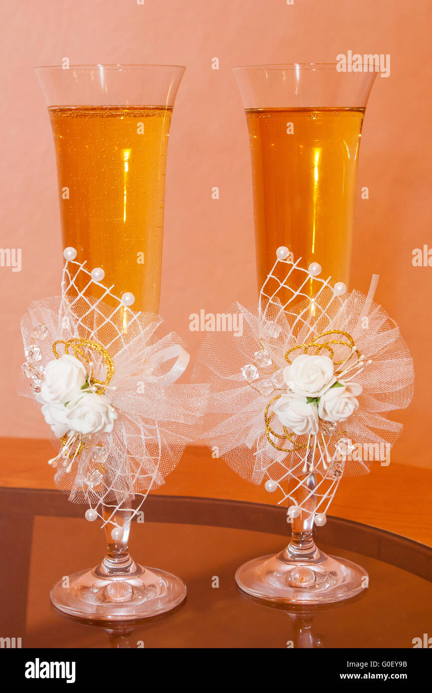 Two champagne glasses small hi-res stock photography and images - Alamy