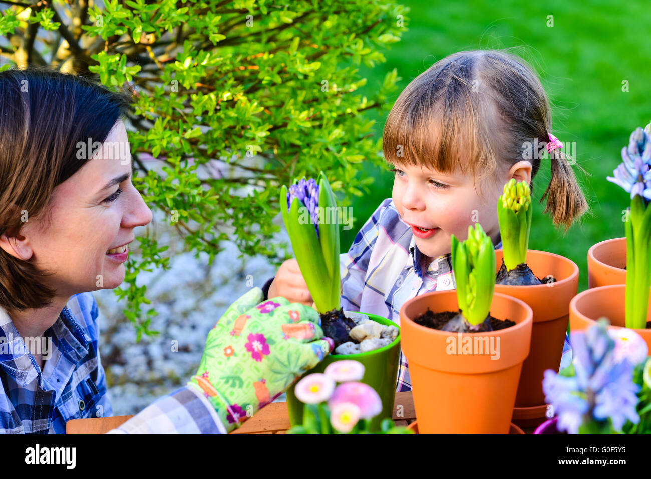 Мама цветы в горшке. Дети сажают цветы. Посадка растений для детей. Садим цветы для мамы в детском саду. Посадка цветов детьми.