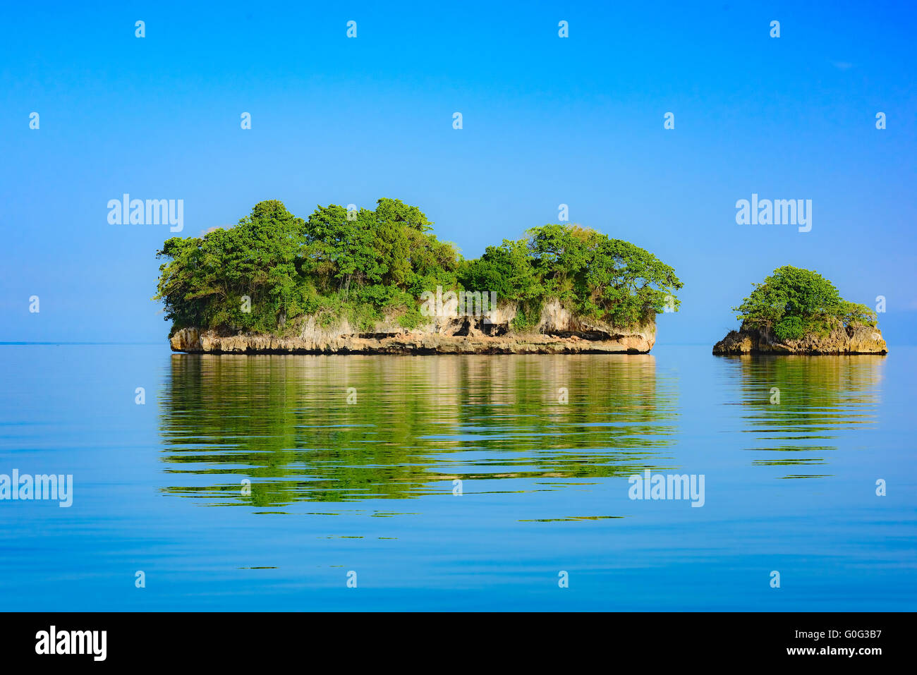 Ocean island of blue water Stock Photo - Alamy