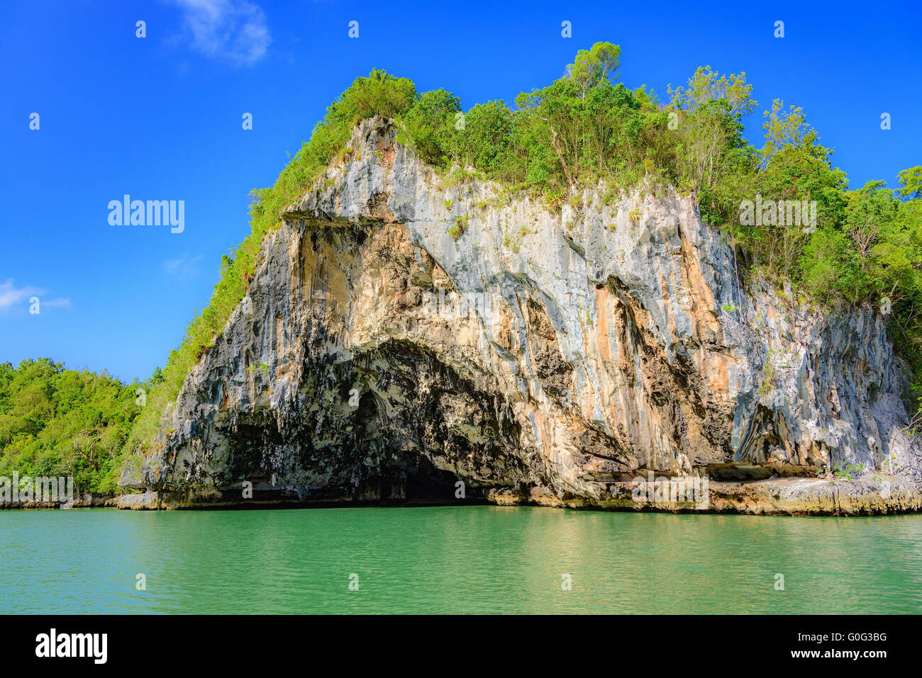 Ocean island of blue water Stock Photo - Alamy