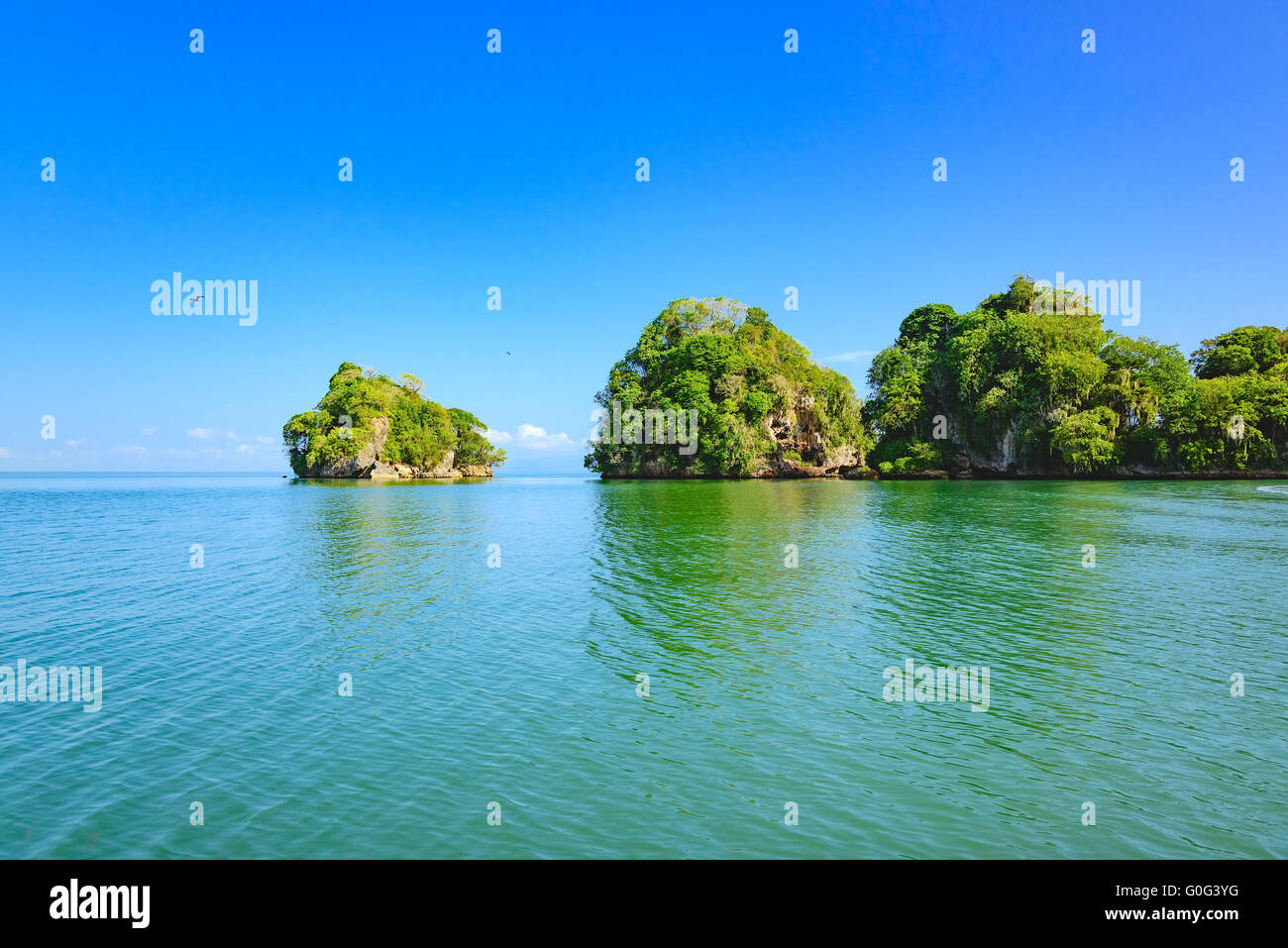 Ocean island of blue water Stock Photo - Alamy