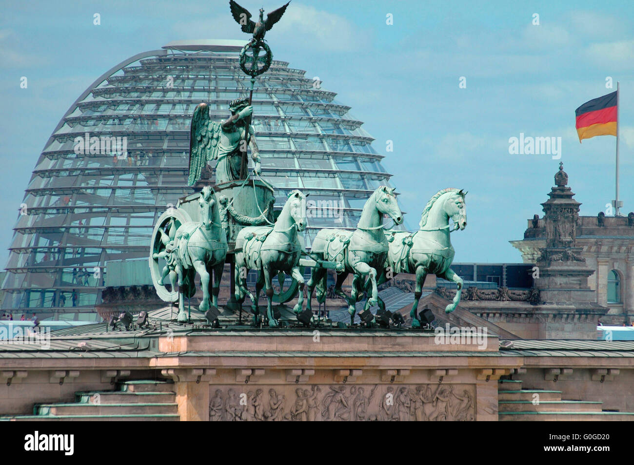 Symbolbild Berlin die Quadriga auf dem Brandenburger Tor, im Hintergrund die Kuppel des Symbolbild Berlin die Quadriga auf dem Brandenburger Tor, im Hintergrund die Kuppel des