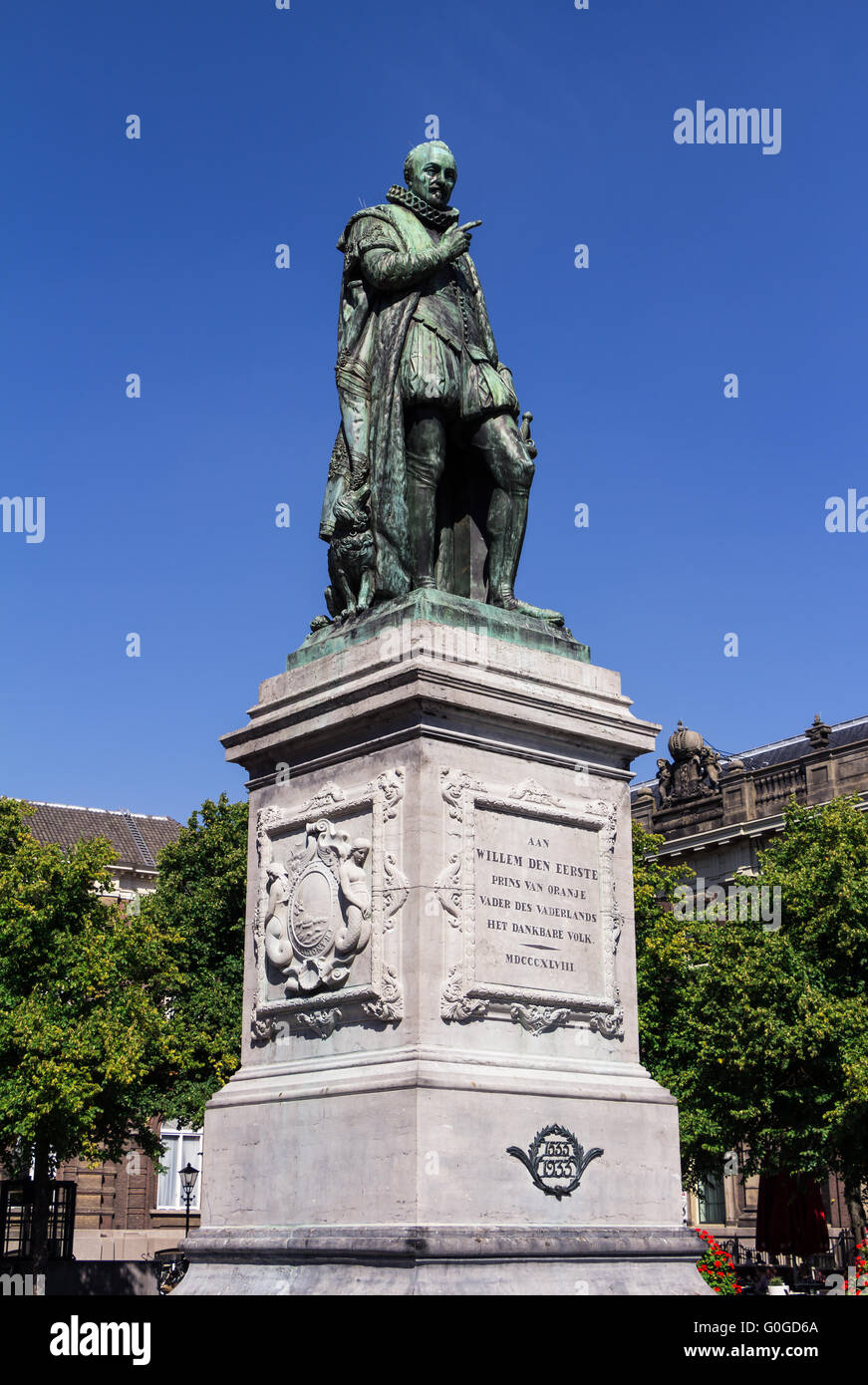 Statue of William I, Prince of Orange in the old town of the Hague Stock Photo Alamy