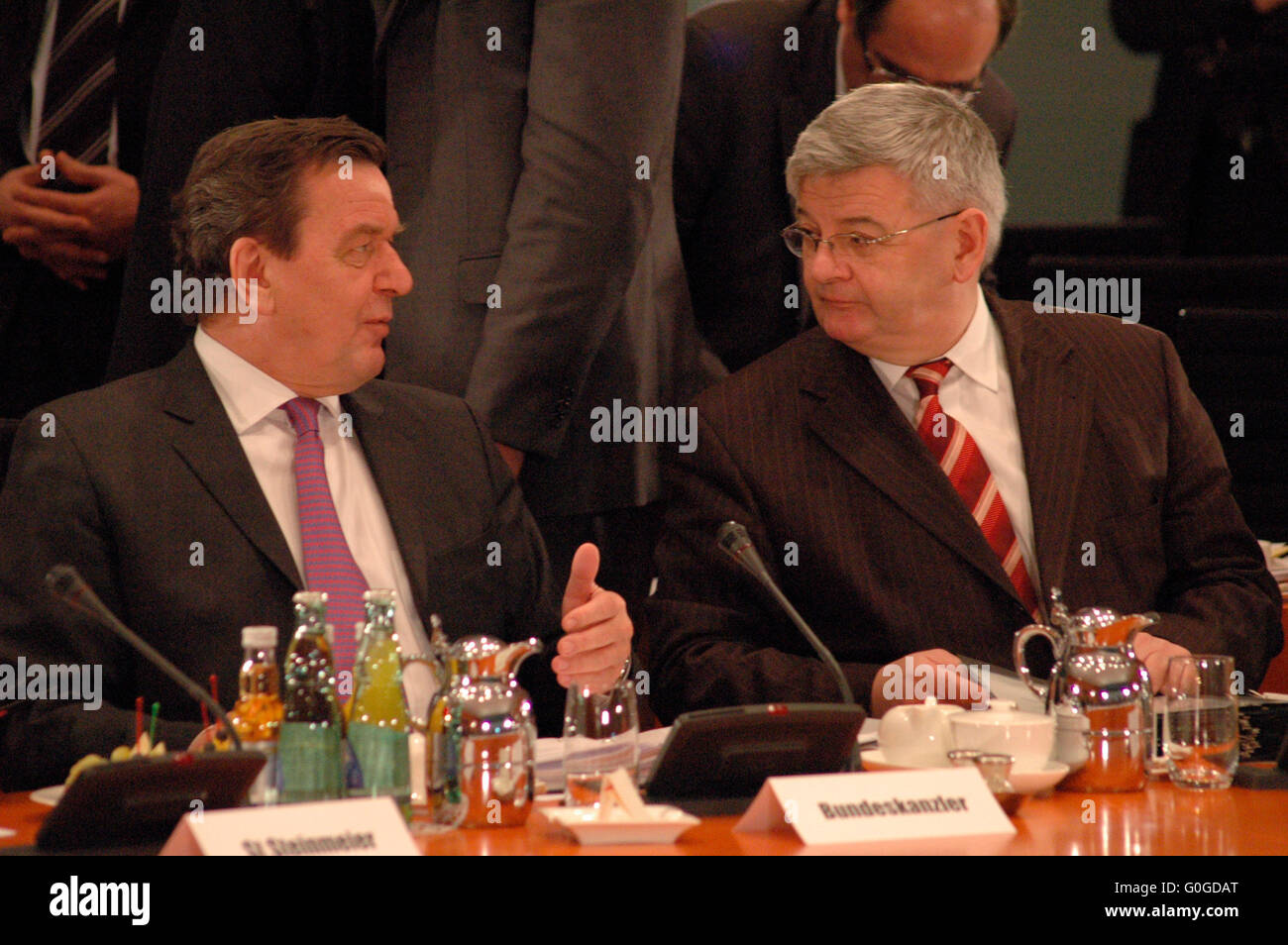 Bundeskanzler Gerhard Schroeder, Aussenminister Joschka Fischer - Treffen des Bundeskanzlers und Mitgliedern der Bundesregierung Stock Photo