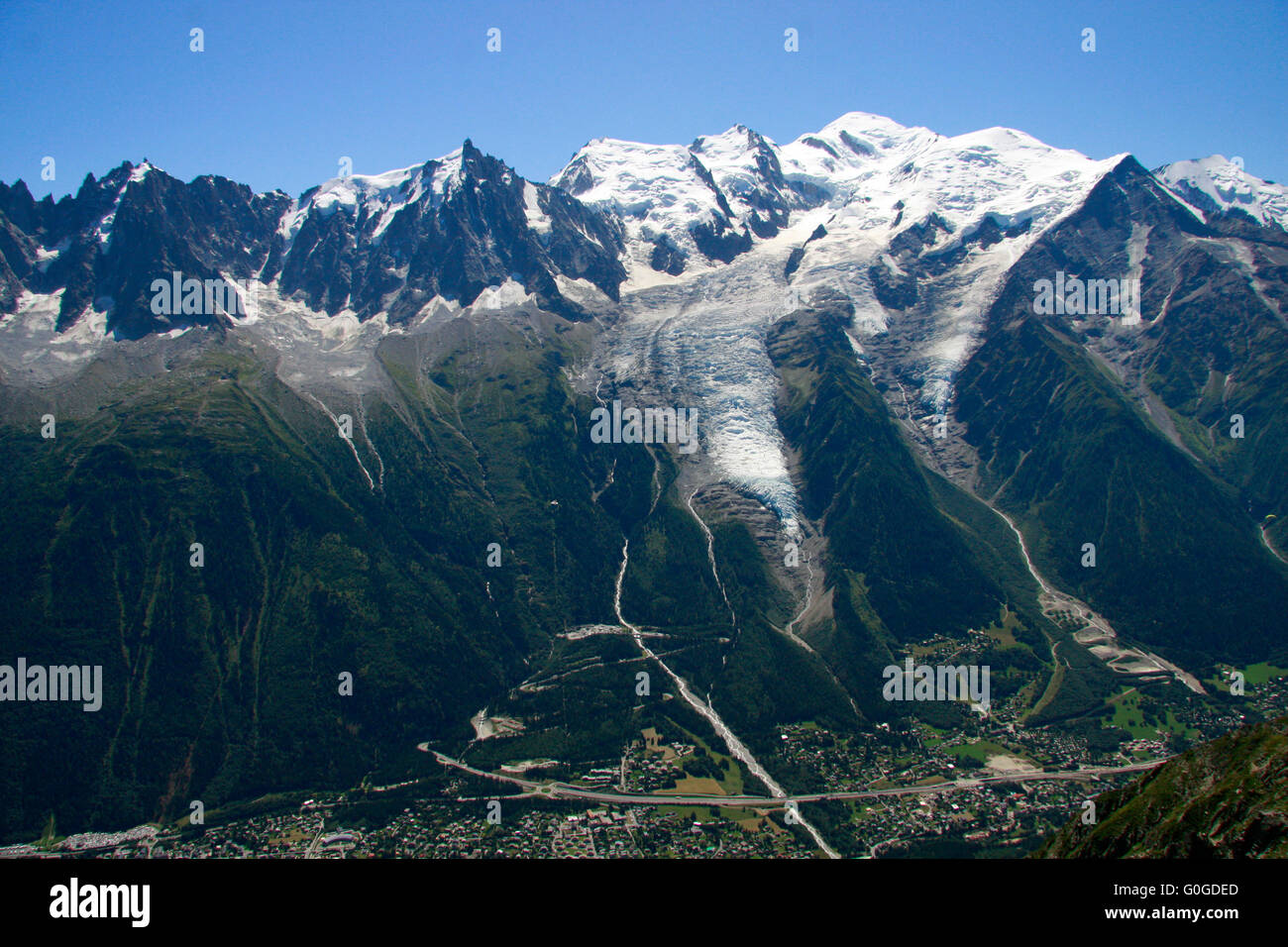 Mont Blanc-Massiv u.a. mit der Aiguille du Midi und dem Glacier des Bosson, Chamonix, Frankreich. Stock Photo