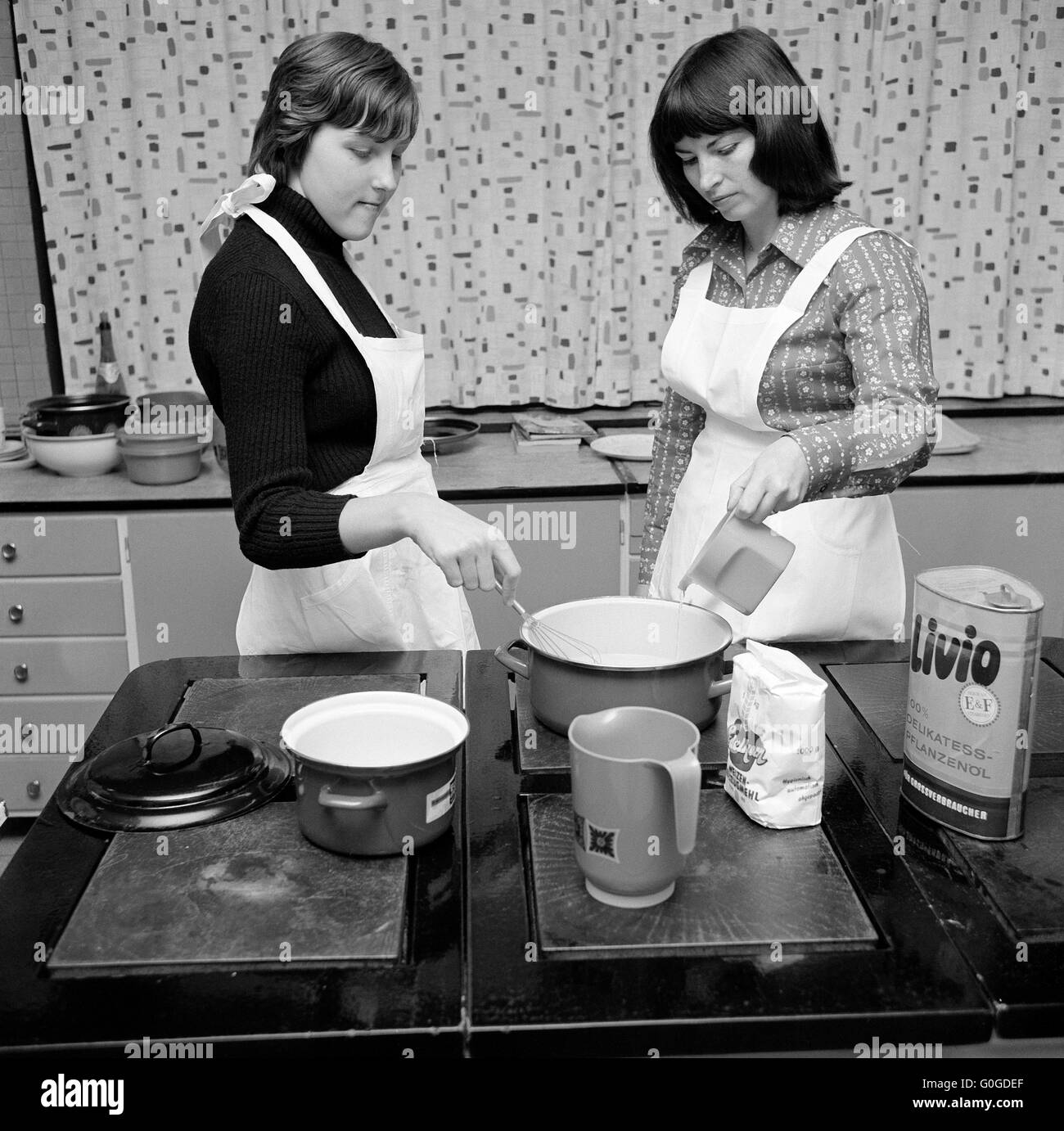 Seventies, black and white photo, people, physical handicap, school, school lessons, cooking instruction, schoolmistress 25 to 35 years and schoolgirl 12 to 14 years at the boil, Ria, Special School Alsbachtal, D-Oberhausen, D-Oberhausen-Sterkrade, Ruhr area, Lower Rhine, Rhineland, North Rhine-Westphalia, NRW Stock Photo