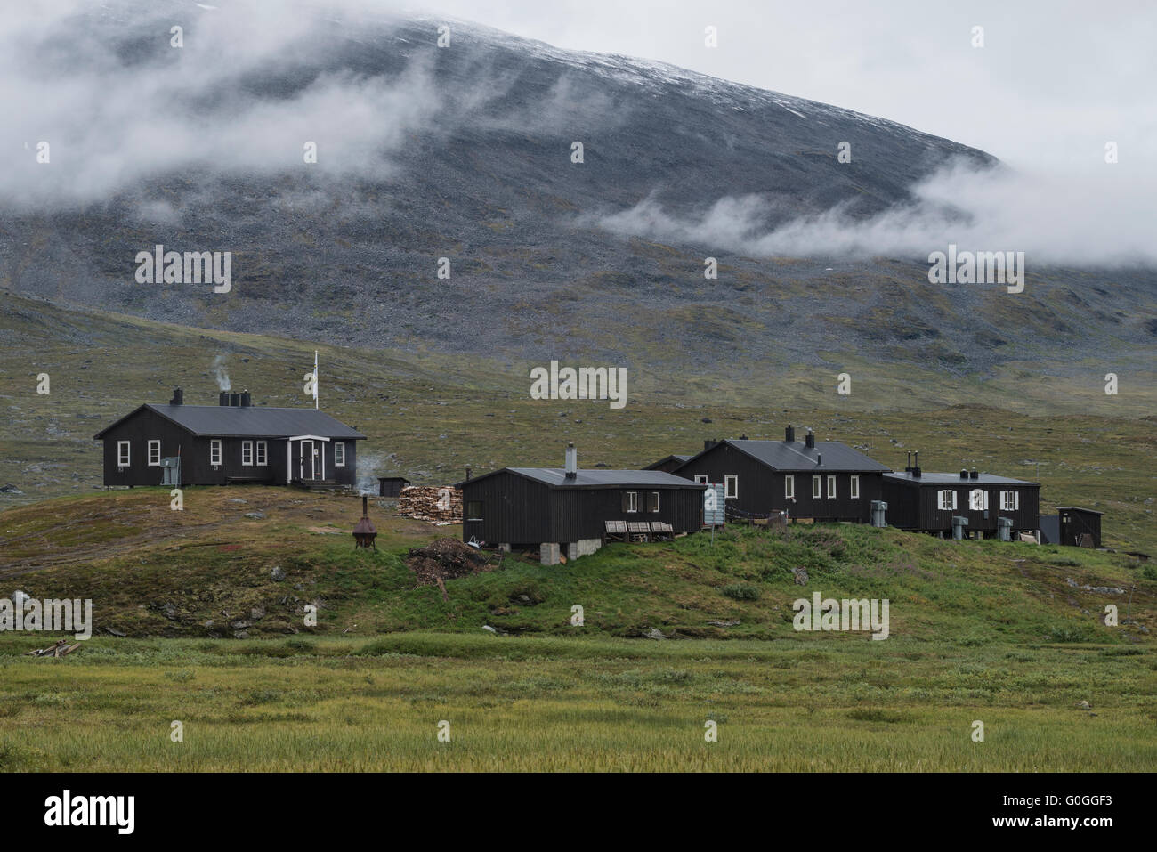 STF Sälka mountan hut surrounded by misty mountains in autumn, Kungsleden Trail, Lapland, Sweden Stock Photo