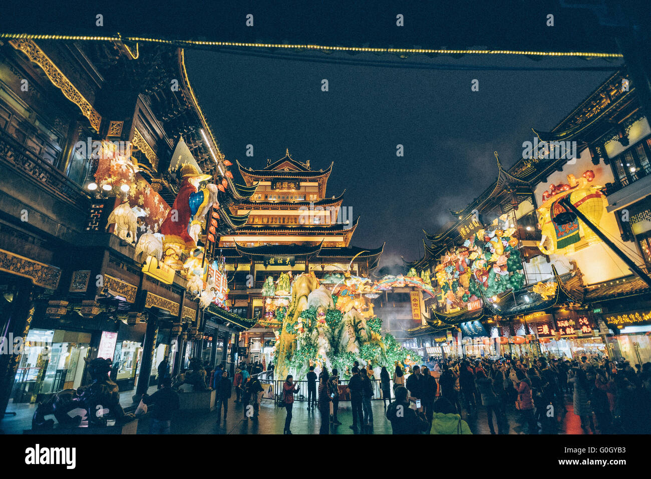 Chinese lantern festivals in Yuyuan garden Stock Photo - Alamy