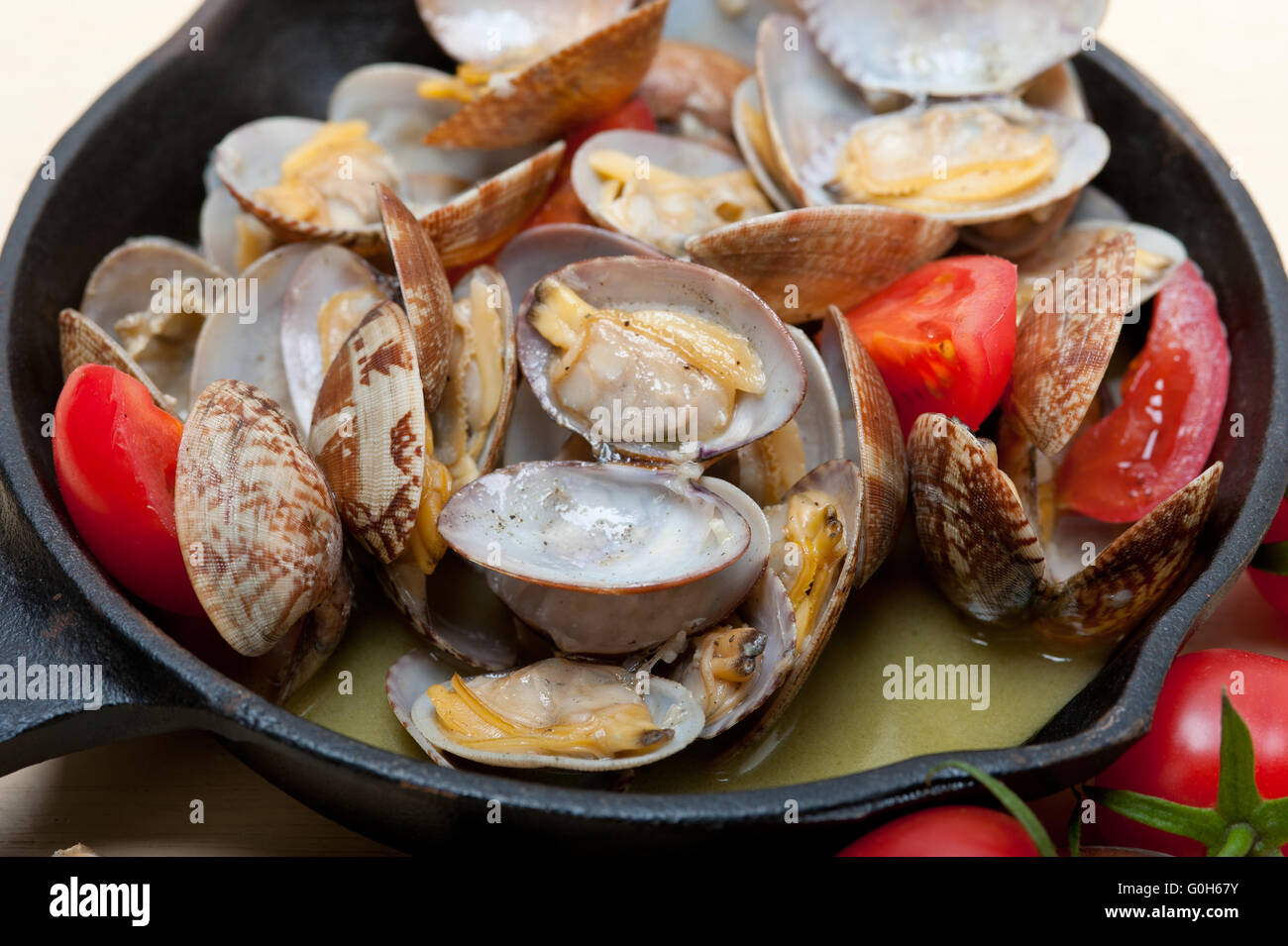 fresh clams on an iron skillet Stock Photo Alamy