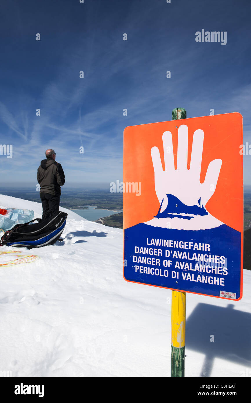 Avalanche warning sign extreme hi-res stock photography and images - Alamy