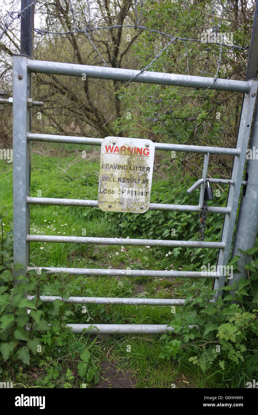 Closed pedestrian pass gate with warning sign to fisherman, Thatcham, Berkshire, 1st May 2016 Stock Photo