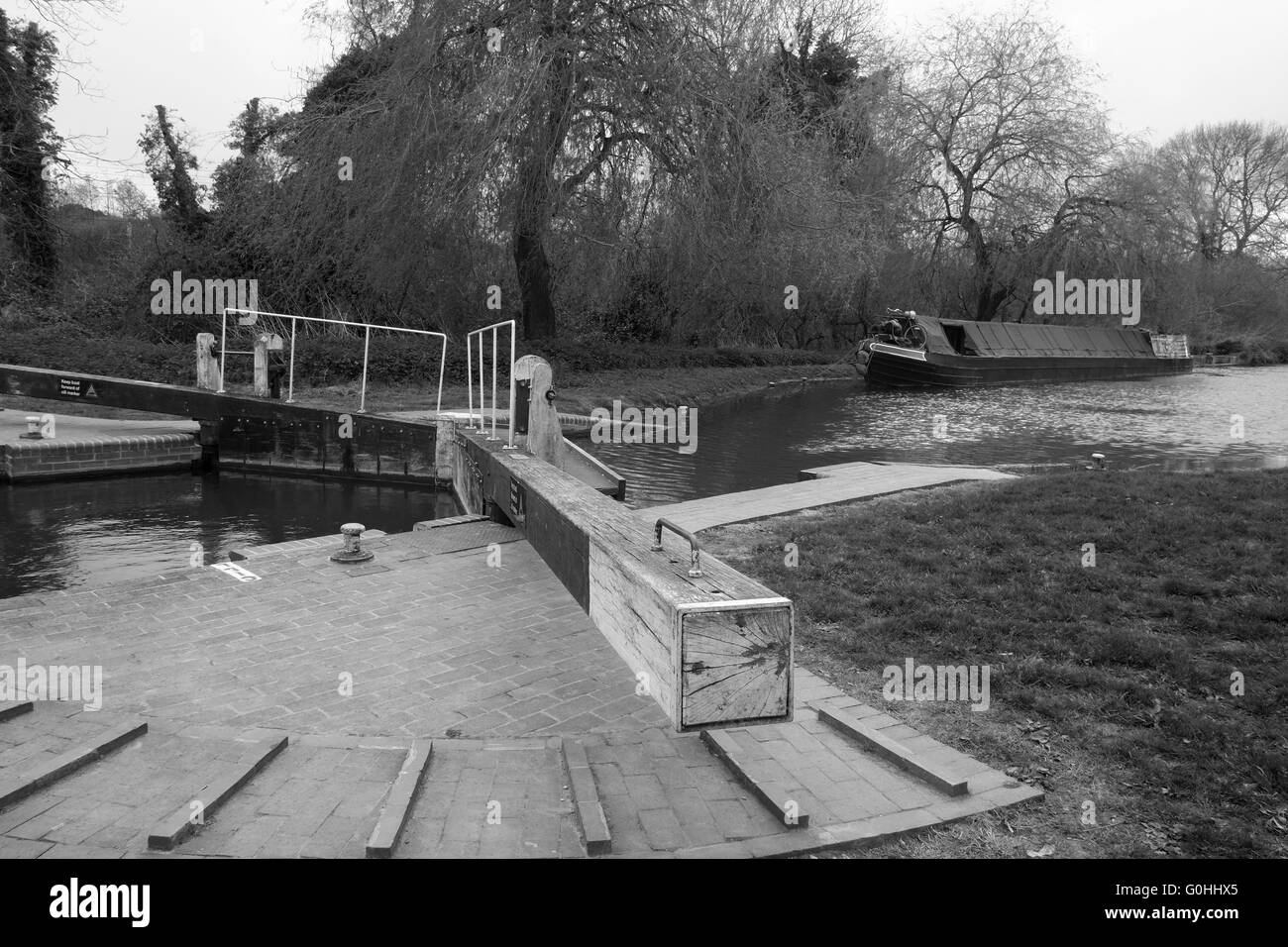 Full locks with closed gate son the Kennett and Avon Canal at Thatcham, Berkshire, England, UK GB. 30th April 2016 Stock Photo