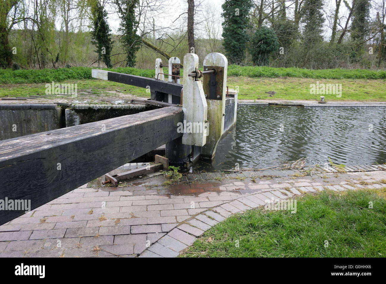 Full locks with closed gate son the Kennett and Avon Canal at Thatcham, Berkshire, England, UK GB. 30th April 2016 Stock Photo