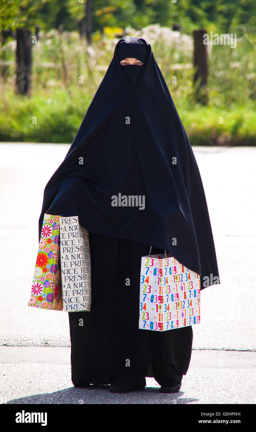 Symbolfoto Islam. Muslim veiled woman with Burqa Stock Photo