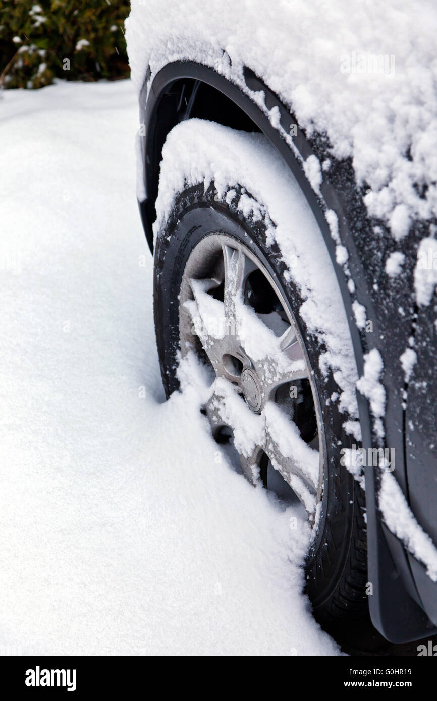 Winterliche fahrbahn hires stock photography and images Alamy