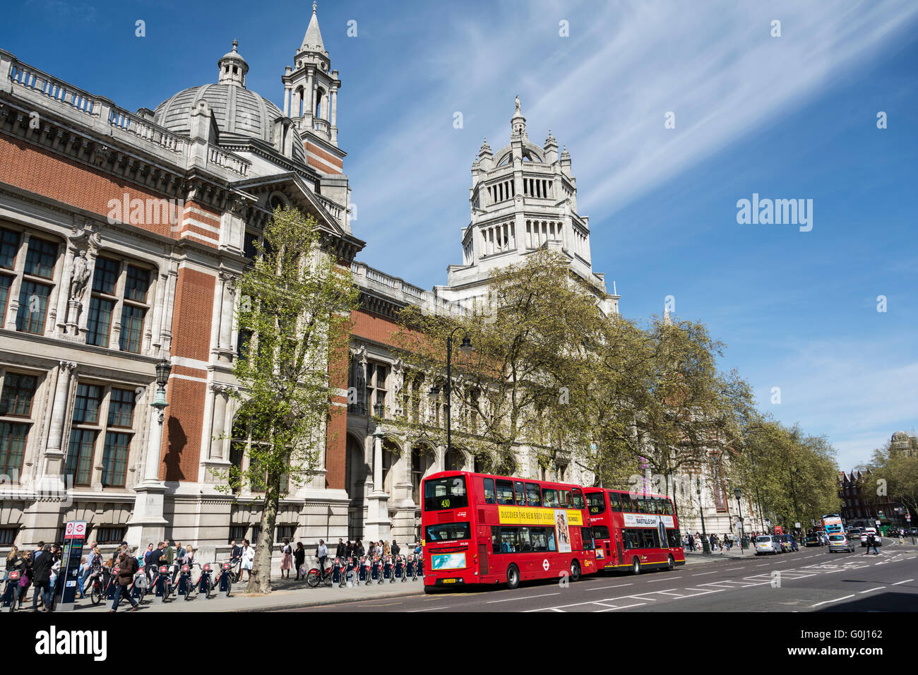 Crowds queue for entry to the Victoria and Albert museum in central London, England, UK Stock Photo