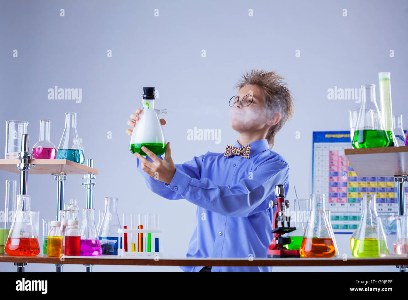 Наука химия для детей. Экспериментатор взял две колбы. Экспериментатор взял две колбы. Сумасшедший химик. Экспериментатор взял две колбы.