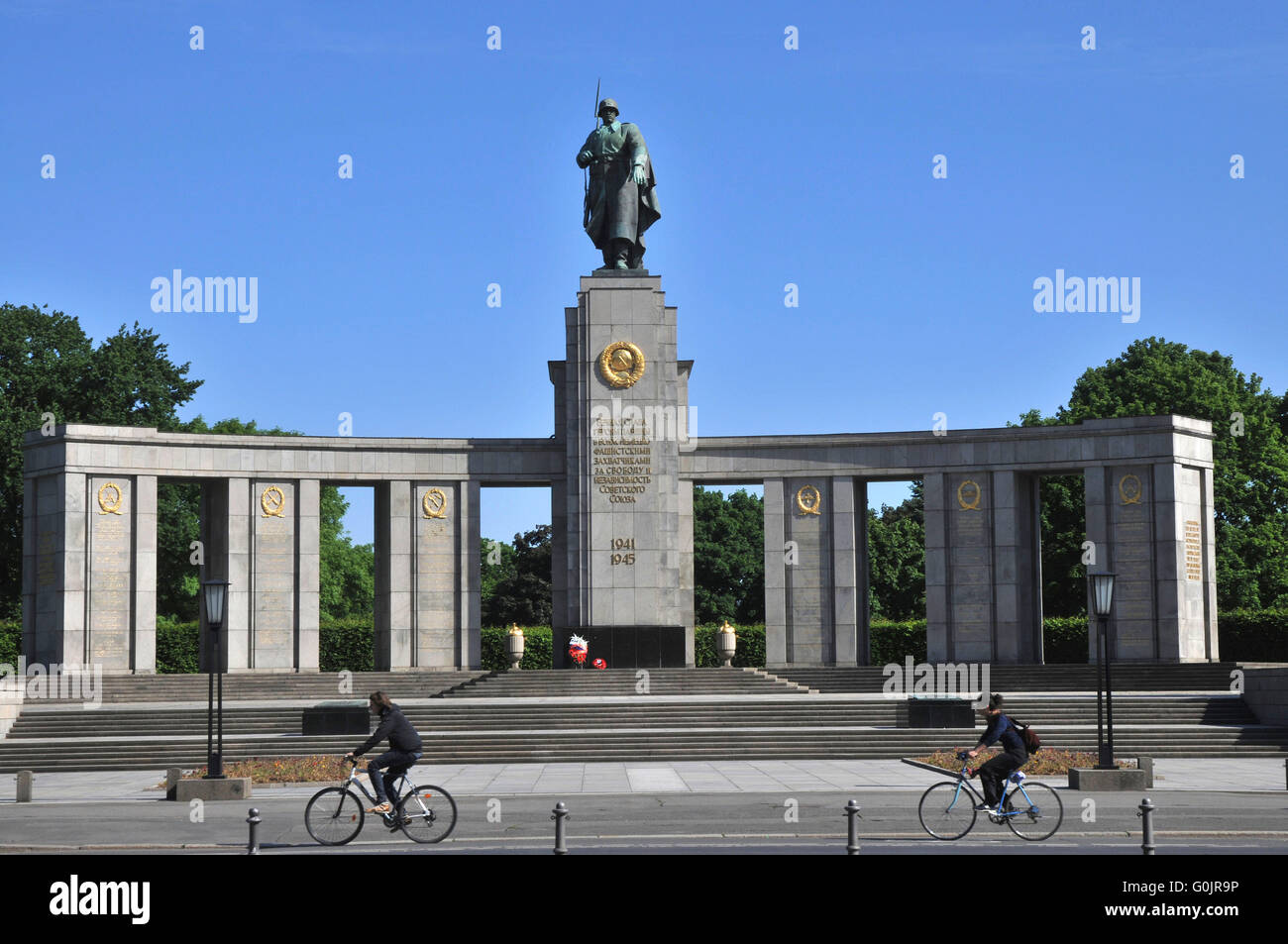 Statue of the Red Army soldier, Soviet War Memorial, Grosser Tiergarten, Tiergarten, Berlin, Germany / Sowjetisches Ehrenmal, Die Statue des Rotarmisten Stock Photo