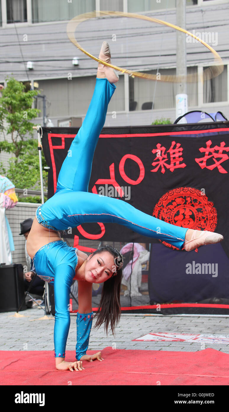 Chiba, Japan. 1st May, 2016. A member of Chinese circus company 