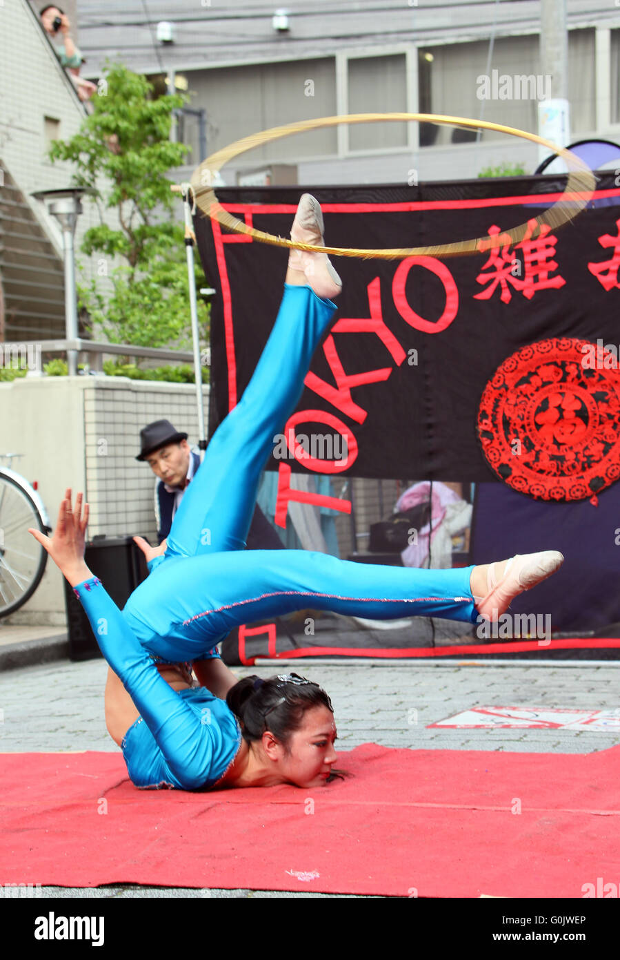 Chiba, Japan. 1st May, 2016. A member of Chinese circus company 