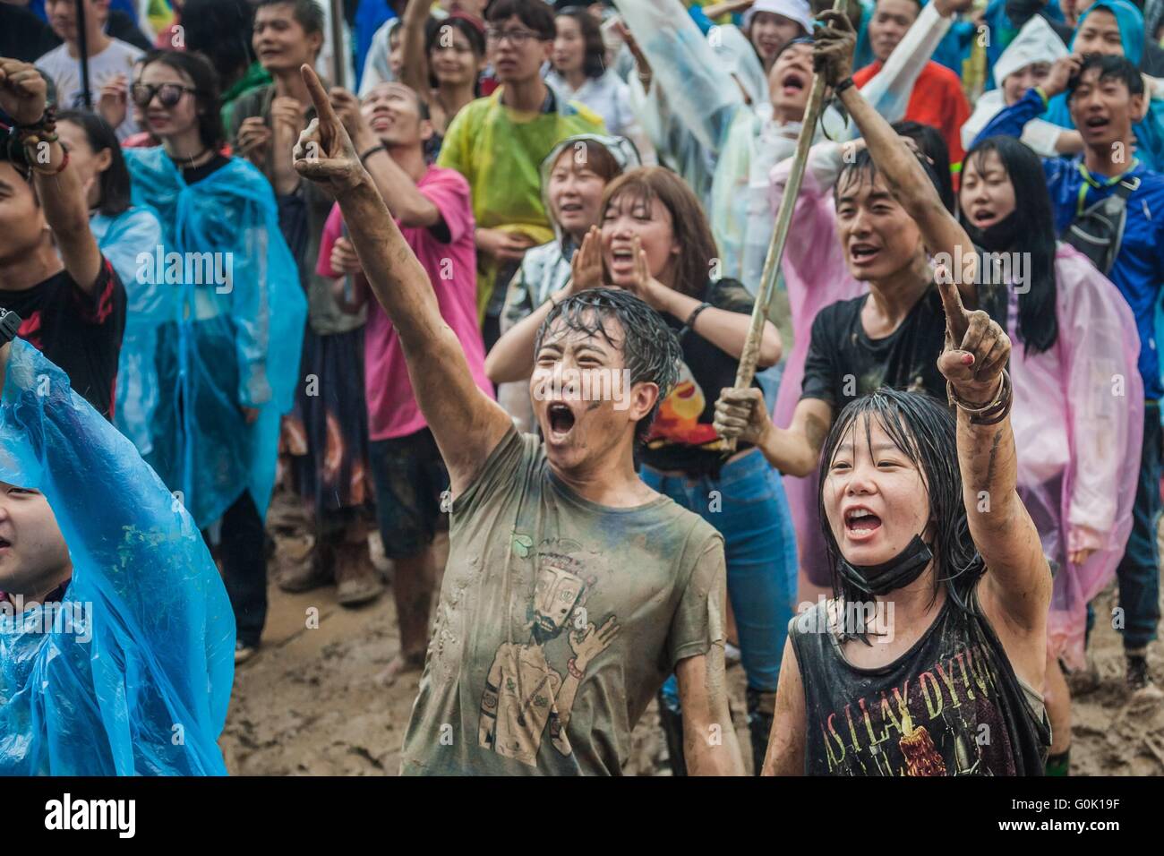 Suzhou, China's Jiangsu Province. 2nd May, 2016. Music fans cheer at Taihu Midi Festival in Suzhou, east China's Jiangsu Province, May 2, 2016. The three-day musical event has attracted thousands of fans during the May Day holidays. © Yan Min/Xinhua/Alamy Live News Stock Photo