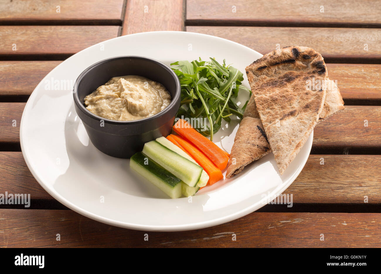 Hummus with crudites & pitta bread Stock Photo - Alamy
