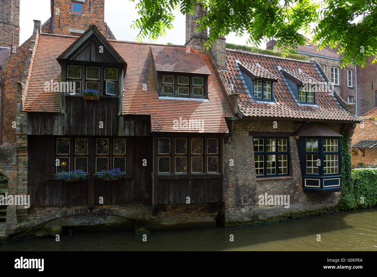 Old houses beside the Bakkersrei canal, Bruges, Belgium Stock Photo