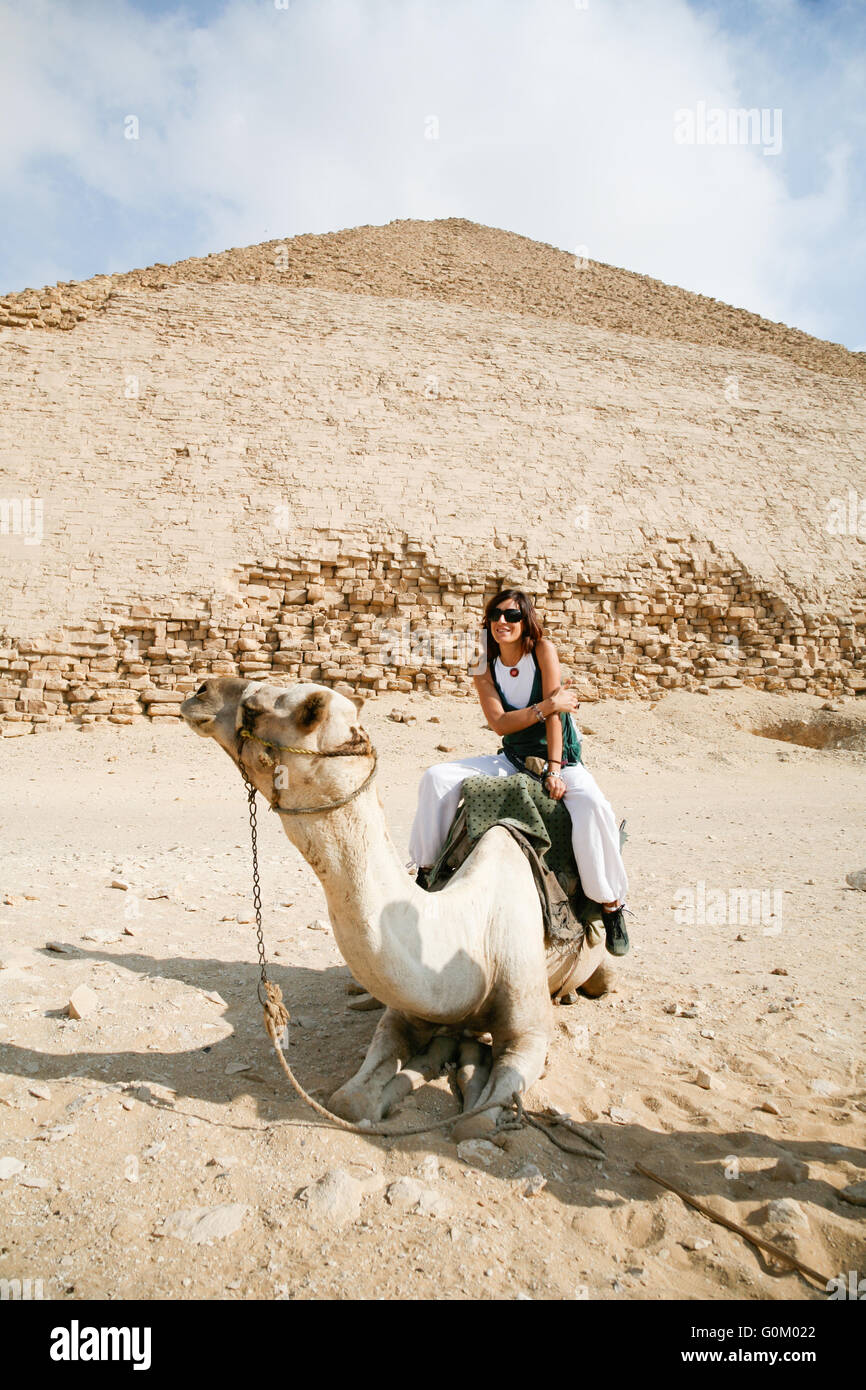 показ мод в пустыне. прогулка на верблюдах узбекистан. девушка на верблюде. сколько девушка в верблюдах. сколько девушка в верблюдах.