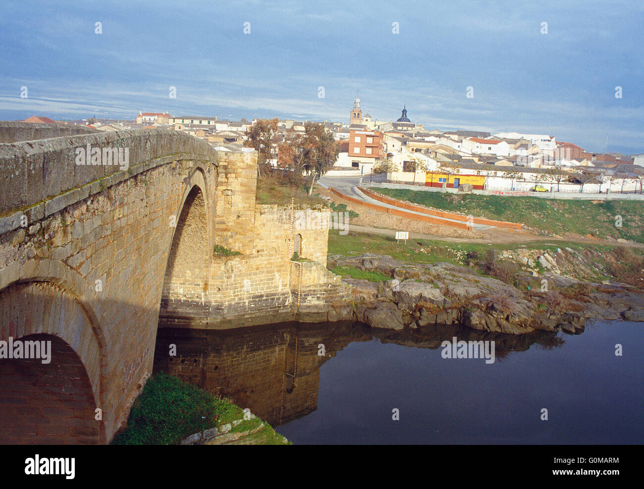 Bridge over river Tajo and overview of the village. Puente del Arzobispo, Toledo province, Castilla La Mancha, Spain. Stock Photo