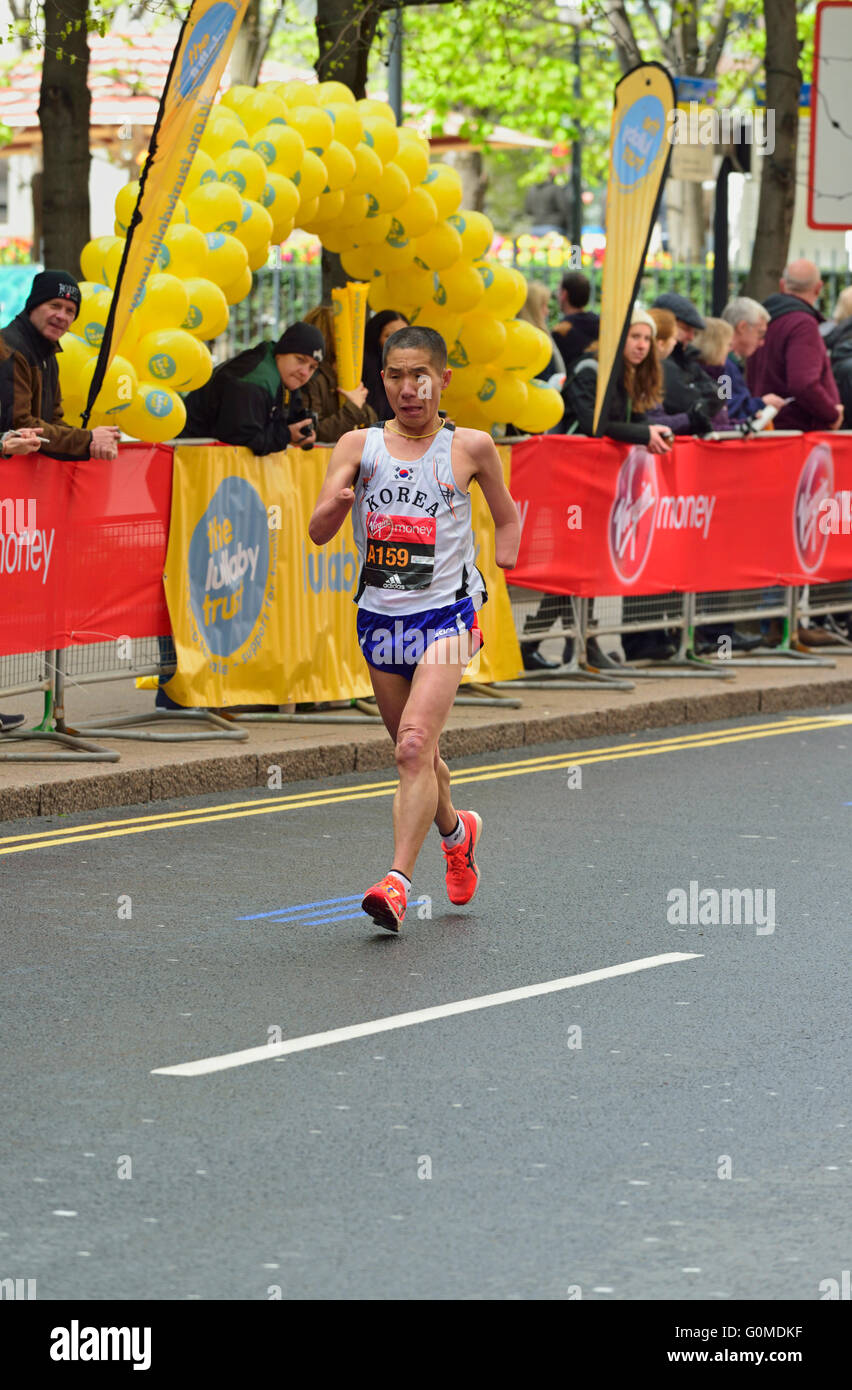 Disabled competitor, 2016 Virgin Money London Marathon, London, United Kingdom Stock Photo