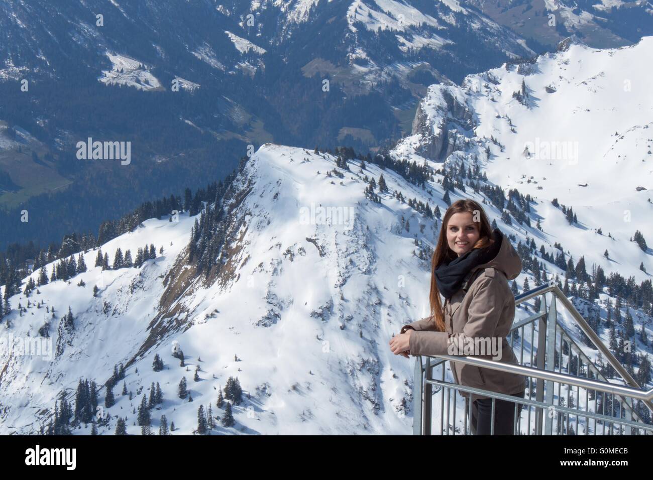 Девушка на лыжах. Красная поляна лыжница. Девушка на фоне гор. Кендалл дженнер в горах на горнолыжке. Девушка в альпах показывает.