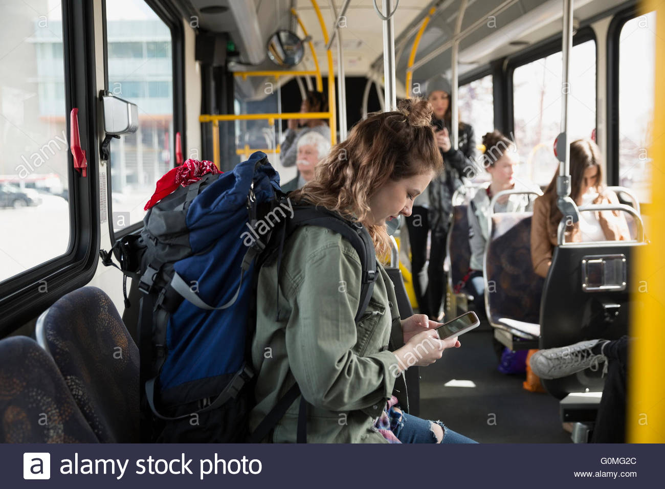 Переполненный автобус карикатура. Человек с рюкзаком в транспорте. Снимать ли рюкзак в общественном транспорте. Люди с рюкзаками в метро. Рюкзак для съемок.