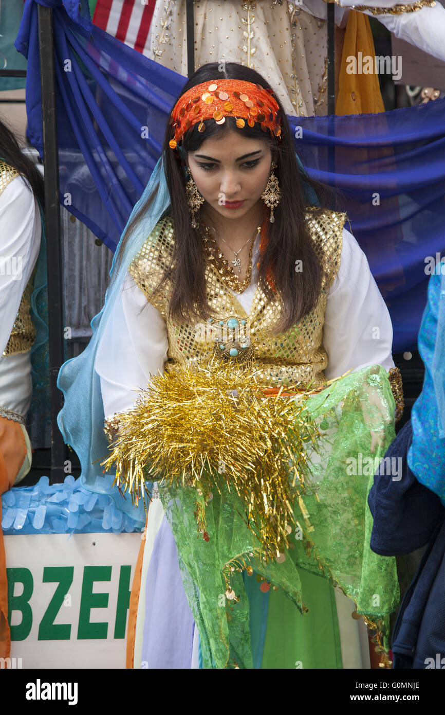 Mujer persa en vestimenta tradicional fotografías e imágenes de alta  resolución - Alamy