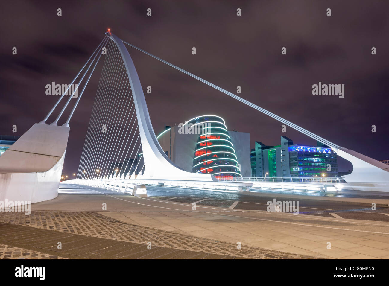 Samuel Beckett bridge at night in Dublin, Ireland Stock Photo - Alamy