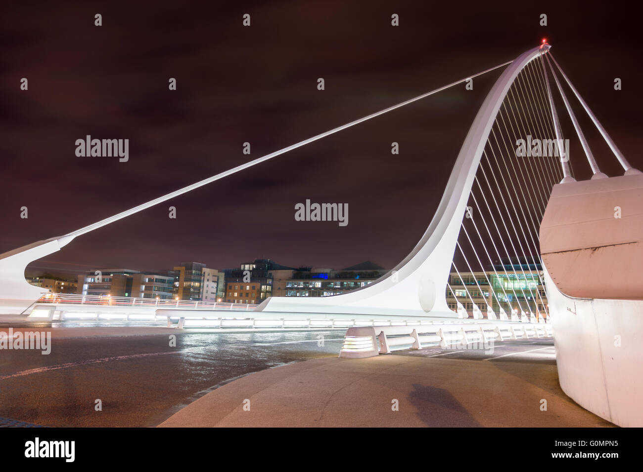 Samuel Beckett bridge at night in Dublin, Ireland Stock Photo - Alamy