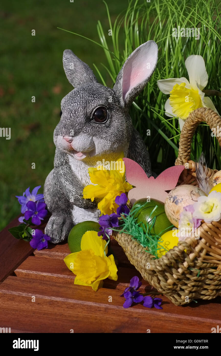 Osterhase mit Osterkorb und Ostereiern - easter bunny with basket and easter eggs Stock Photo