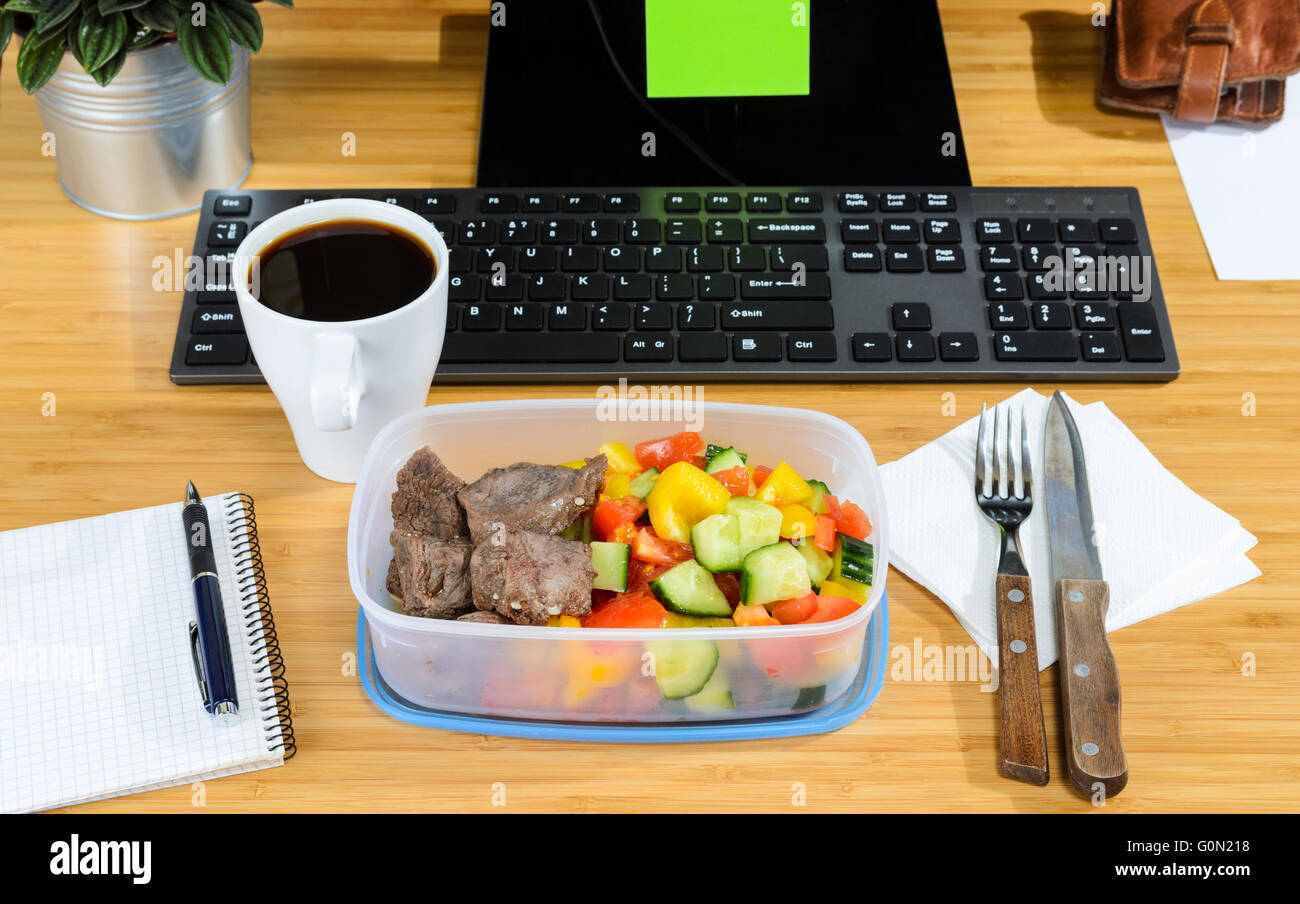 Перерыв на обед и отдых. Табличка обеденный перерыв. Завтрак. Время обеда. Беседа за столом.