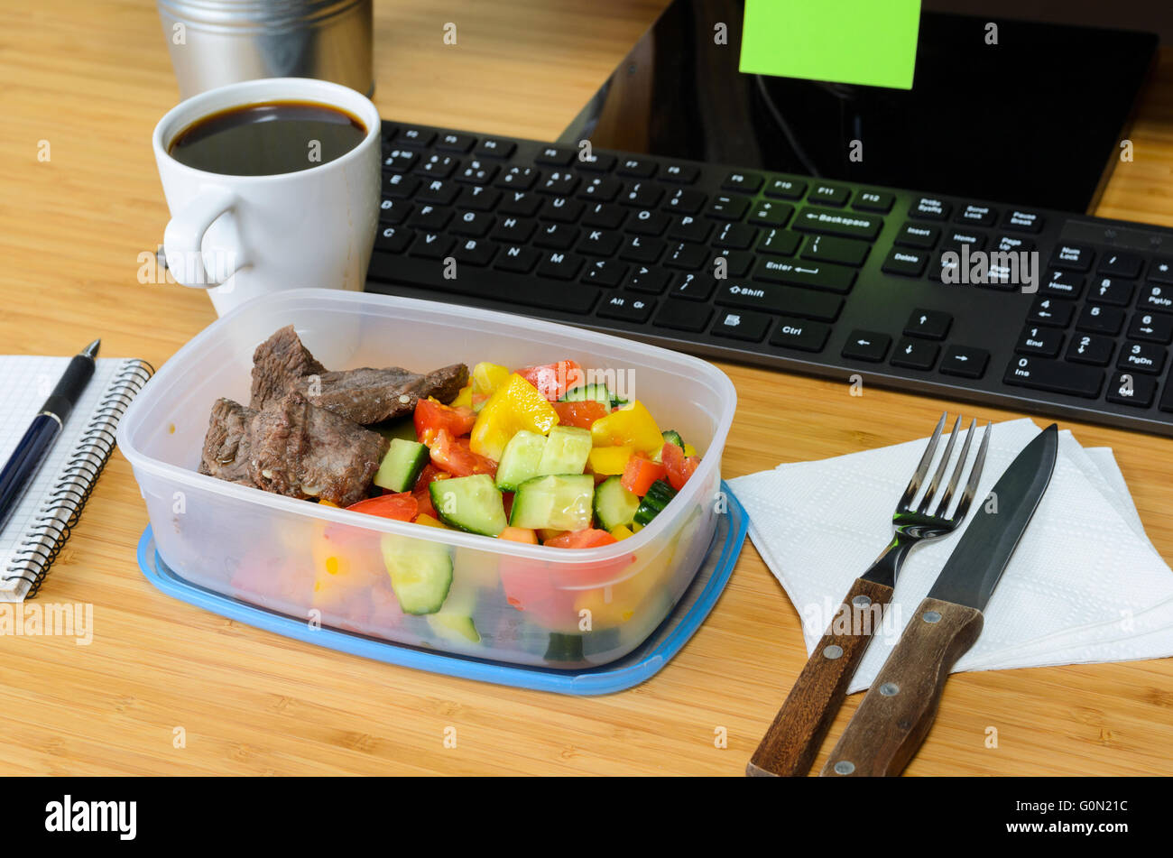 обед в офисе. перерыв на обед на рабочем месте. девушка обедает в офисе. питание на работе. завтрак в офисе.