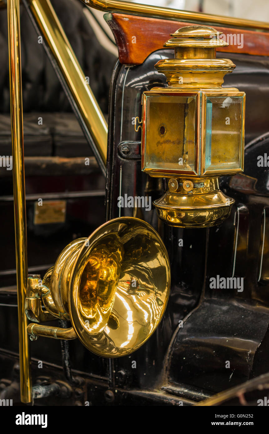 89  Standard car light lens antique for iPad Wallpaper