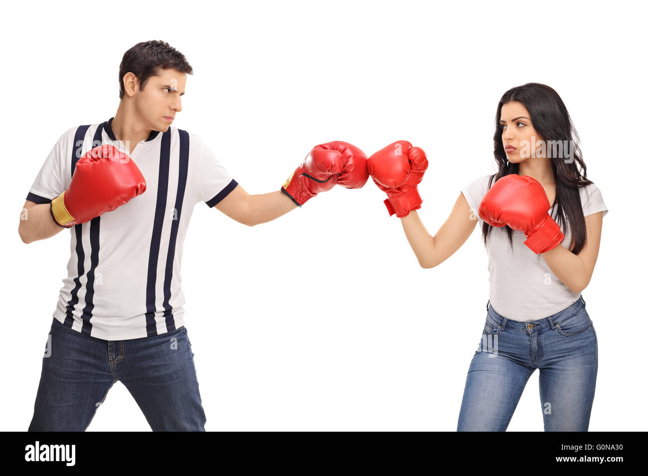 Бокс друг против друга. Мужчина и женщина в боксерских перчатках. Парни против девушек. Женщина в боксерских перчатках. Мужик в боксерских перчатках.