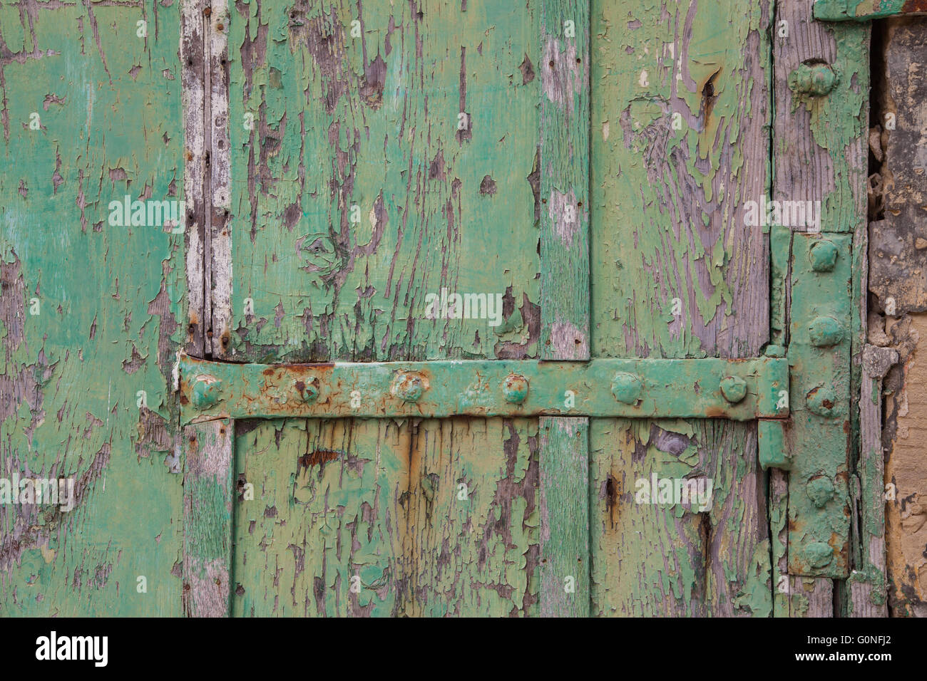 Green weathered and ruined wood door with hinge Stock Photo - Alamy