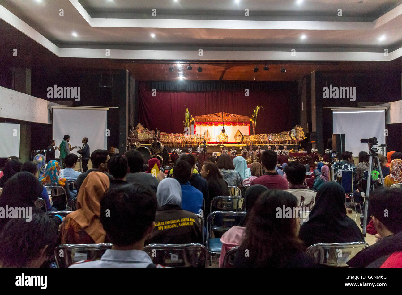 Traditional puppet show in Yogyakarta Stock Photo Alamy