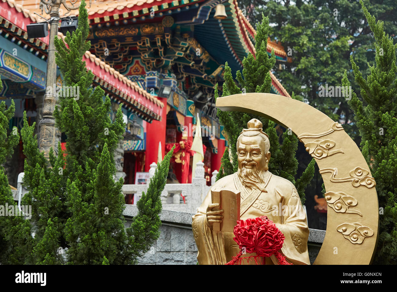 Taoist temple shrine statue hi-res stock photography and images - Alamy